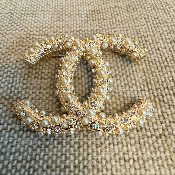 New Classic Chanel CC Logo Large Crystal & Pearl Embellished Gold Brooch - Picture 1 of 2